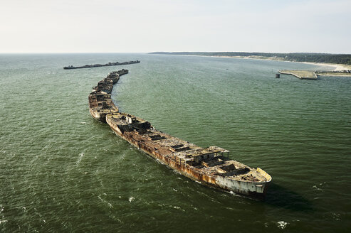 USA, Luftaufnahme von gesunkenen Schiffen, die ein Schott entlang der Ostküste von Virginia an der Chesapeake Bay bilden - BCDF00145