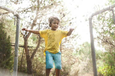 Kleiner Junge springt auf Trampolin - VABF00779