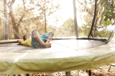 Kleiner Junge entspannt sich auf dem Trampolin - VABF00781