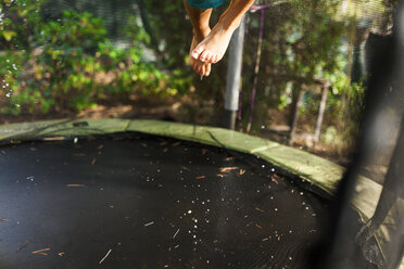 Füße eines Jungen, der auf einem Trampolin springt - VABF00786