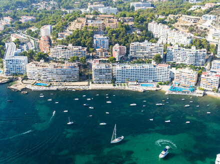 Spanien, Mallorca, Luftaufnahme der Hotels in Santa Ponca - AMF04997