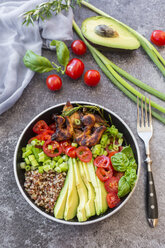 Gebratenes Hähnchen, Quinoa, Tomate, Avocado, Frühlingszwiebeln, Rosmarin und Basilikum in Schale - SARF02925