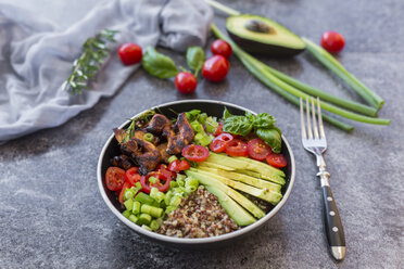 Gebratenes Hähnchen, Quinoa, Tomate, Avocado, Frühlingszwiebeln, Rosmarin und Basilikum in Schale - SARF02926