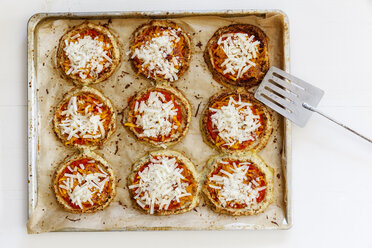 Hausgemachte glutenfreie Mini-Pizzen mit Blumenkohl und Kürbis auf dem Backblech - EVGF03074