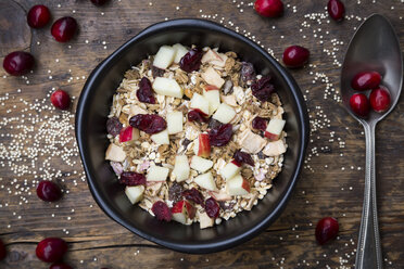 Müsli mit gepufftem Quinoa, Vollkornhaferflocken, Rosinen, getrockneten Cranberries und Apfel - LVF05352