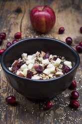 Müsli mit gepufftem Quinoa, Vollkornhaferflocken, Rosinen, getrockneten Cranberries und Apfel - LVF05353