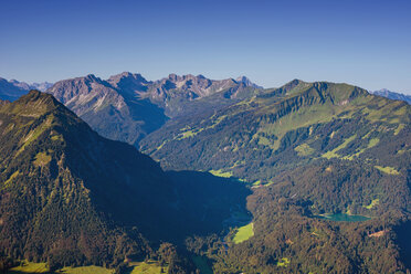 Deutschland, Bayern, Blick vom Schattenberg zum Himmelschrofen, Fellhorn und Söllereck, Freibergsee - WGF00975