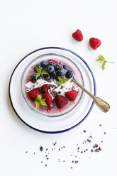 Chia-Pudding mit Himbeeren, Kokos und Heidelbeeren - EVGF03078