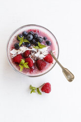 Chia-Pudding mit Himbeeren, Kokos und Heidelbeeren - EVGF03079