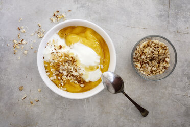 Mango creme with yogurt and nuts - EVGF03083