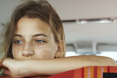 Porträt eines ernsten Teenagers im Auto - FSF00525