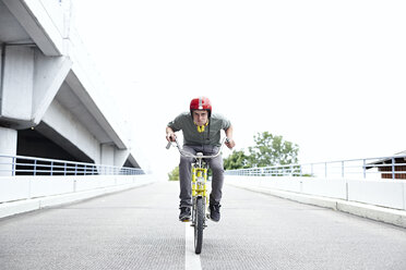 Jugendlicher auf dem Fahrrad zu schnell - FSF00549