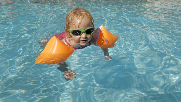 Kleines Mädchen mit Schwimmflügeln im Schwimmbad - LHF00507