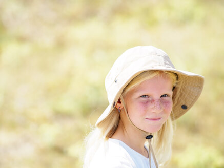 Porträt eines blonden Mädchens mit Schlapphut - LAF01755