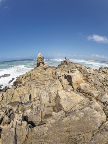 Frankreich, Bretagne, Finistere, Mann an der Atlantikküste stehend, lizenzfreies Stockfoto