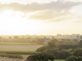 Frankreich, Bretagne, Früher Morgen im Finistere - LAF01759