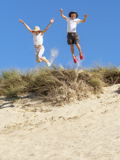 Junge und Mädchen springen von der Stranddüne - LAF01761