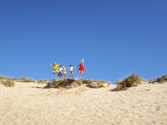 Familie springt von der Sanddüne - LAF01764