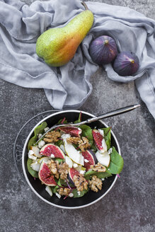 Schüssel Mangold-Salat mit Birne, Feigen, Walnüssen und Feta - SARF02933