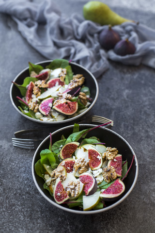 Schalen mit Mangold-Salat mit Birne, Feigen, Walnüssen und Feta, lizenzfreies Stockfoto