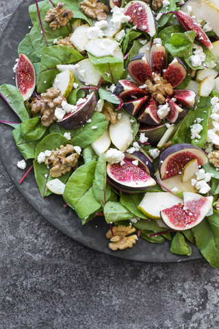 Salatplatte mit Mangold, Birne, Feigen, Walnüssen und Feta, lizenzfreies Stockfoto