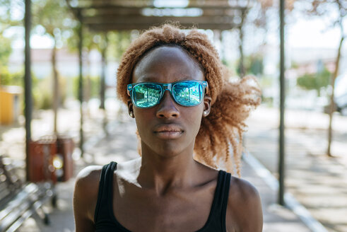 Porträt einer jungen Frau mit Sonnenbrille - KIJF00794