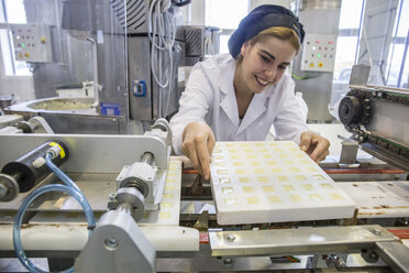 Frau arbeitet in einer Schokoladenfabrik - ABZF01300