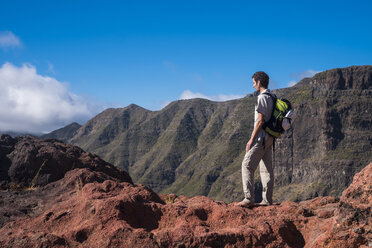 Spanien, Teneriffa, Teno-Gebirge, Masca, Trekking, Barfuß-Wanderer - SIPF00853