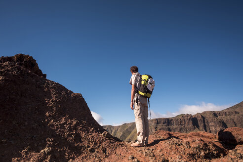 Spanien, Teneriffa, Teno-Gebirge, Masca, Trekking, Barfuß-Wanderer - SIPF00865