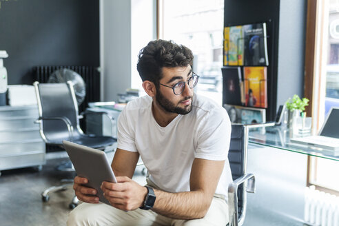 Junger Mann mit Tablet in einem modernen Büro - TCF05108