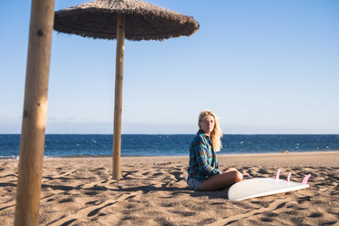 Spanien, Teneriffa, junge blonde Surferin am Strand - SIPF00876