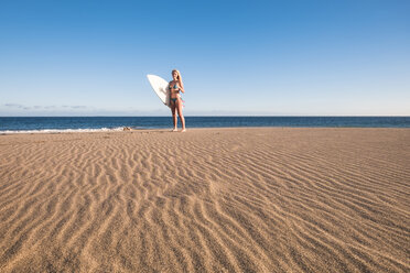 Spanien, Teneriffa, junger Surfer am Strand - SIPF00881