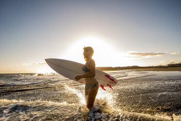 Spanien, Teneriffa, junge Surferin bei Sonnenuntergang - SIPF00885