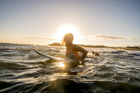Spanien, Teneriffa, junge Surferin bei Sonnenuntergang - SIPF00888