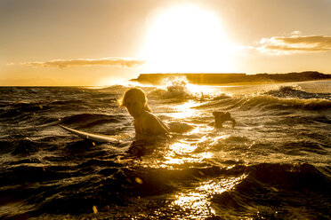 Spanien, Teneriffa, junge Surferin bei Sonnenuntergang - SIPF00889