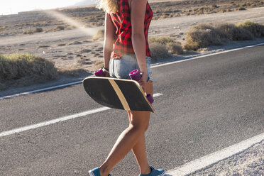 Spanien, Teneriffa, blonde junge Skaterin mit Skateboard - SIPF00906