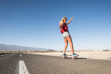 Spanien, Teneriffa, blonde junge Skaterin beim Skateboarden - SIPF00912