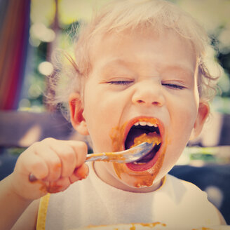 Kleiner Junge isst mit seinem eigenen Löffel - MFF03376