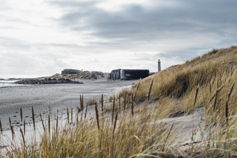 Dänemark, Skagen, Bunker und Leuchtturm am Strand, lizenzfreies Stockfoto