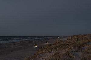 Dänemark, Blokhus, Autos am Strand in der Abenddämmerung - MJF02007