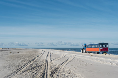 Dänemark, Skagen, Grenen, Traktor mit Anhänger am Strand, lizenzfreies Stockfoto