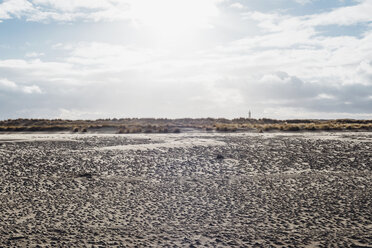 Dänemark, Skagen, Strand mit Leuchtturm im Hintergrund - MJF02011