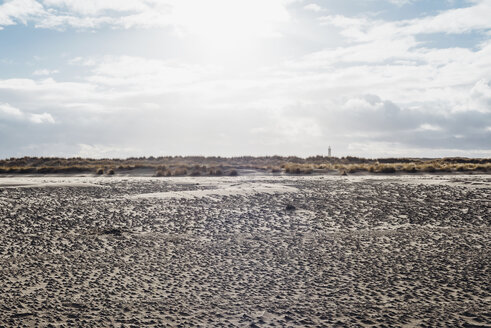 Dänemark, Skagen, Strand mit Leuchtturm im Hintergrund - MJF02011