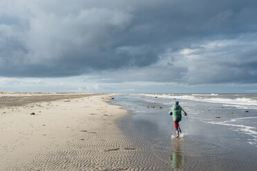 Dänemark, Skagen, Junge in Winterkleidung läuft am Strand - MJF02012