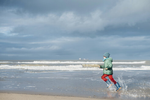Dänemark, Skagen, Junge in Winterkleidung läuft am Strand - MJF02014
