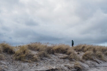 Dänemark, Skagen, Junge in Winterkleidung in den Dünen - MJF02015