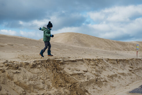 Dänemark, Nordjütland, Junge läuft in Wanderdünen am Leuchtturm Rubjerg Knude - MJF02033