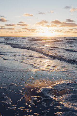 Dänemark, Nordjütland, ruhiger Strand bei Sonnenuntergang, lizenzfreies Stockfoto