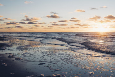 Dänemark, Nordjütland, ruhiger Strand bei Sonnenuntergang - MJF02061