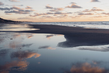 Dänemark, Nordjütland, ruhiger Strand bei Sonnenuntergang - MJF02062